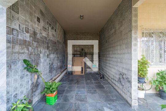 Garagem de casa à venda com 3 quartos, 400m² em Olaria, Rio de Janeiro