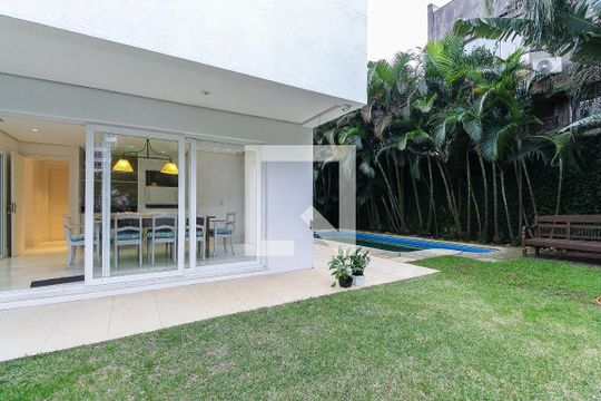 Quintal de casa à venda com 3 quartos, 389m² em Boa Vista, Porto Alegre