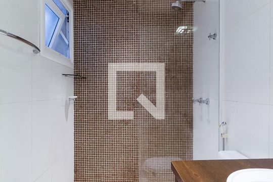 Banheiro de casa à venda com 3 quartos, 389m² em Boa Vista, Porto Alegre
