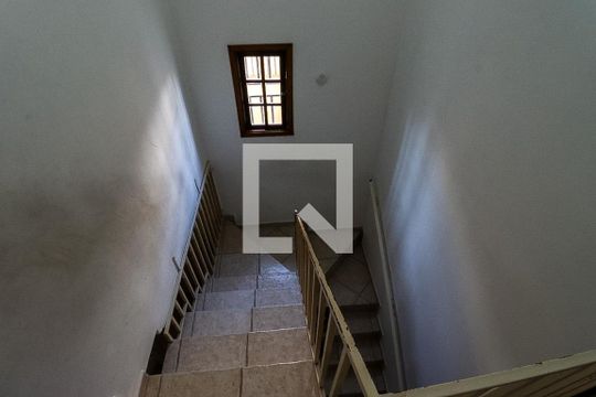 Escada entre o primeiro e segundo andar de casa à venda com 4 quartos, 166m² em Jardim City, Guarulhos