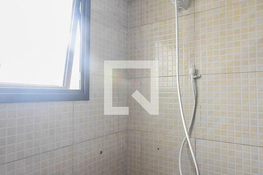 Chuveiro do banheiro da suíte  de apartamento para alugar com 3 quartos, 117m² em Chácara Agrindus, Taboão da Serra