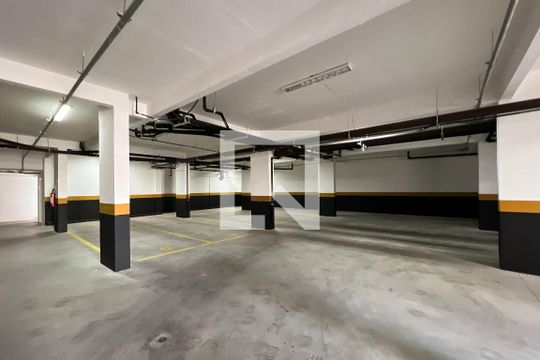 Garagem de kitnet/studio à venda com 1 quarto, 25m² em Indianópolis, São Paulo