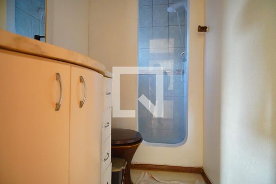 Banheiro de apartamento à venda com 2 quartos, 65m² em Sarandi, Porto Alegre