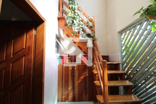Escada para subir a suíte 2 de casa à venda com 4 quartos, 150m² em Jardim Consorcio, São Paulo