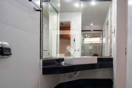 Banheiro da suíte de apartamento para alugar com 3 quartos, 85m² em Setor Oeste, Goiânia