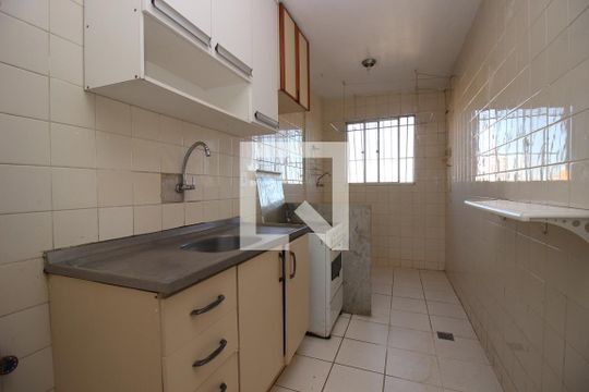 Cozinha e Área de Serviço de apartamento para alugar com 2 quartos, 56m² em Taguatinga Norte (taguatinga), Brasília
