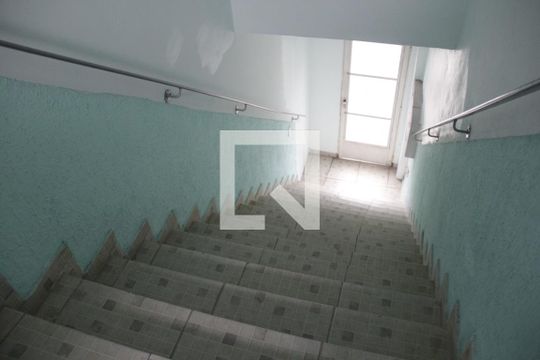 Escada de casa para alugar com 2 quartos, 50m² em Parque Santa Rosa, Suzano