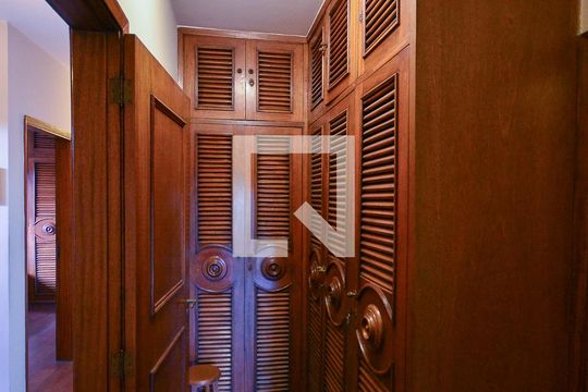 Closet de casa à venda com 4 quartos, 410m² em Bosque da Saúde, São Paulo