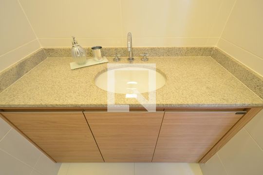 Banheiro de kitnet/studio para alugar com 1 quarto, 18m² em Vila Clementino, São Paulo