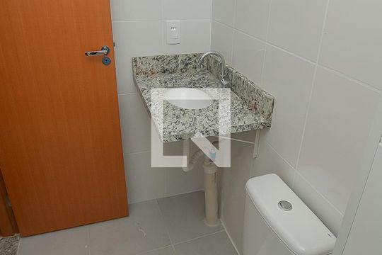 Banheiro de apartamento à venda com 2 quartos, 48m² em Rubem Berta, Porto Alegre