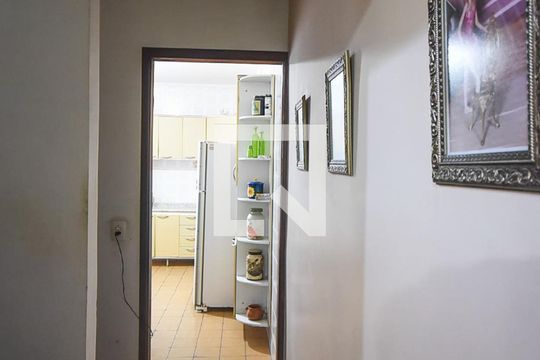 Corredor 1 de casa à venda com 3 quartos, 154m² em Parque Pinheiros, Taboão da Serra