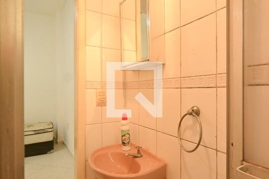 Banheiro de kitnet/studio para alugar com 1 quarto, 15m² em Centro, Rio de Janeiro