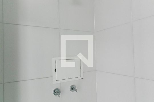Banheiro de kitnet/studio para alugar com 1 quarto, 23m² em Vila Esperança, São Paulo