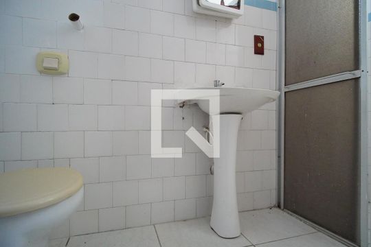 Banheiro de apartamento à venda com 2 quartos, 51m² em Passo da Areia, Porto Alegre