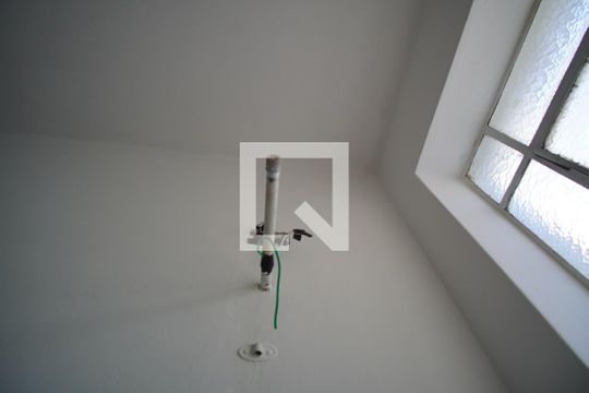 Banheiro de apartamento à venda com 2 quartos, 51m² em Passo da Areia, Porto Alegre