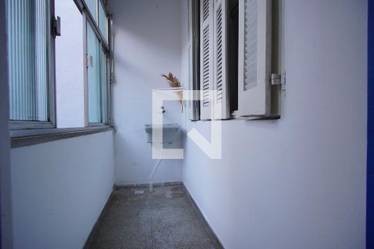 Área  de serviço  de apartamento à venda com 2 quartos, 51m² em Passo da Areia, Porto Alegre