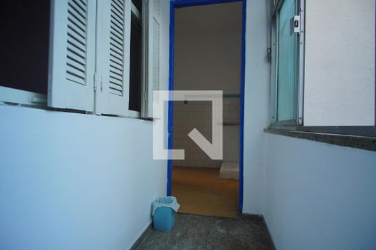 Área  de serviço  de apartamento à venda com 2 quartos, 51m² em Passo da Areia, Porto Alegre