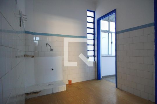 Cozinha  de apartamento à venda com 2 quartos, 51m² em Passo da Areia, Porto Alegre