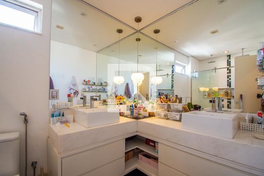 Banheiro da Suíte 1 de apartamento à venda com 3 quartos, 224m² em Cambuí, Campinas