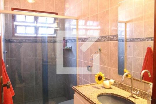Banheiro social de casa à venda com 3 quartos, 240m² em Vila Portugal, São Paulo
