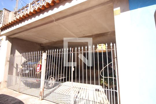 Fachada de casa à venda com 3 quartos, 240m² em Vila Portugal, São Paulo