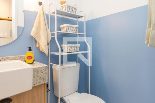 Banheiro de kitnet/studio para alugar com 1 quarto, 22m² em Jardim das Acácias, São Paulo