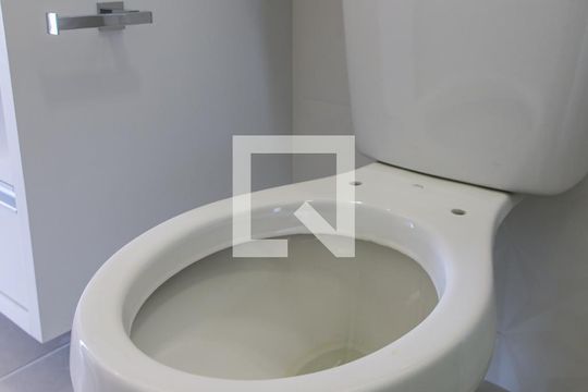 Banheiro de apartamento à venda com 2 quartos, 60m² em Vila Mazzei, São Paulo