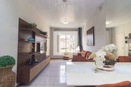 Sala de casa de condomínio à venda com 2 quartos, 65m² em Olaria, Canoas