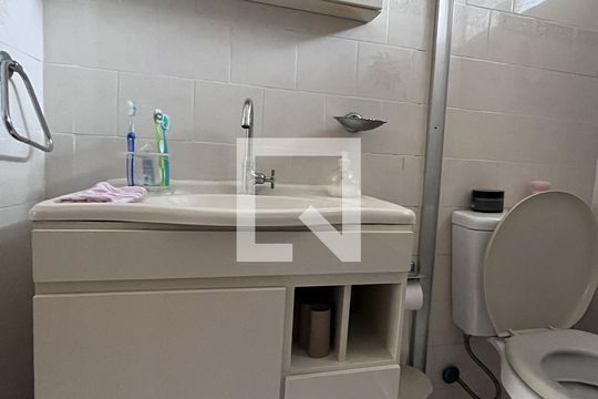 Banheiro de apartamento à venda com 1 quarto, 42m² em Cristal, Porto Alegre