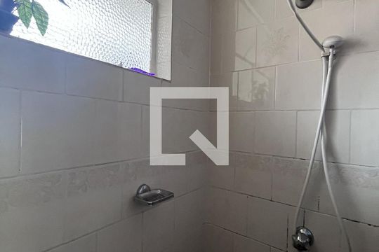 Banheiro de apartamento à venda com 1 quarto, 42m² em Cristal, Porto Alegre