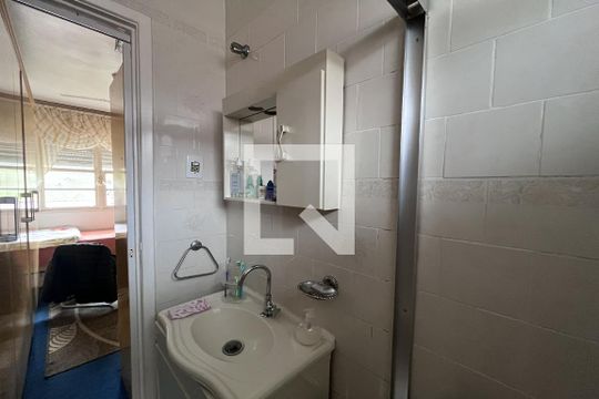 Banheiro de apartamento à venda com 1 quarto, 42m² em Cristal, Porto Alegre