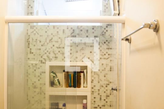 Banheiro de kitnet/studio para alugar com 1 quarto, 46m² em República, São Paulo