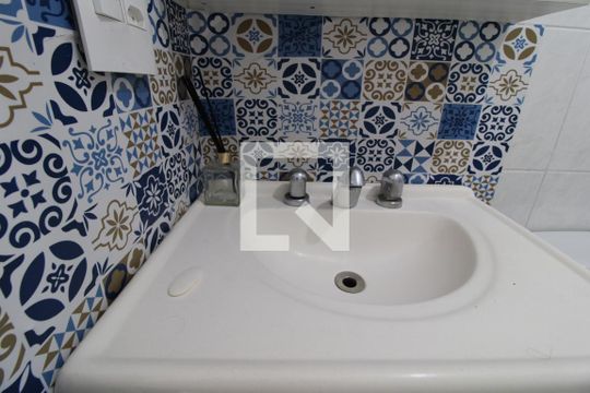 Pia do banheiro de apartamento para alugar com 2 quartos, 54m² em Jardim Marajoara, São Paulo