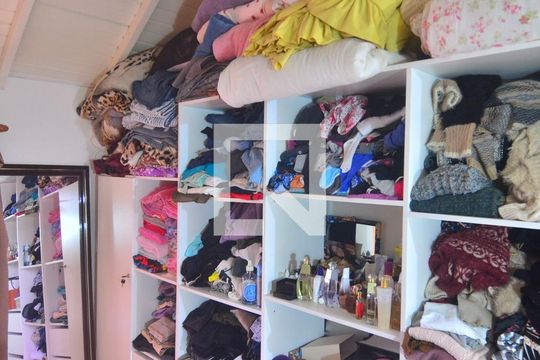 Closet de casa à venda com 4 quartos, 153m² em Harmonia, Canoas