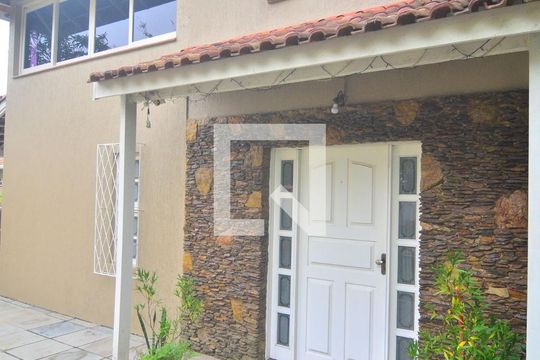 Área Externa de casa à venda com 4 quartos, 153m² em Harmonia, Canoas
