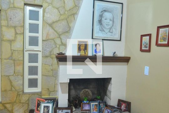 Sala de casa à venda com 4 quartos, 153m² em Harmonia, Canoas