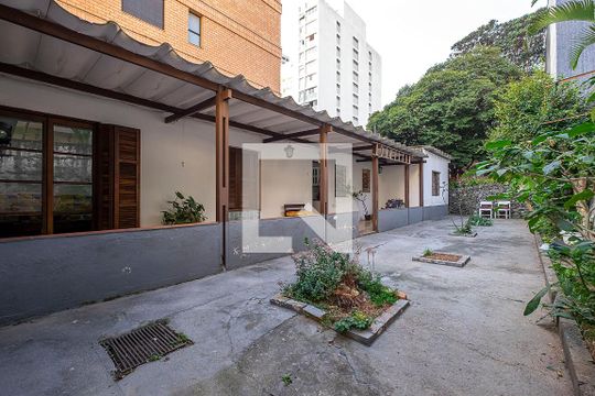 Quintal de casa à venda com 4 quartos, 500m² em Vila Madalena, São Paulo