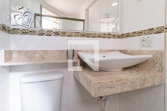 Banheiro de apartamento para alugar com 2 quartos, 55m² em Bandeiras, Osasco