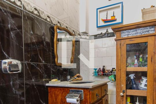Banheiro de apartamento para alugar com 1 quarto, 43m² em Santana, Porto Alegre