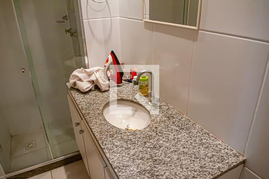 banheiro de apartamento para alugar com 3 quartos, 149m² em Taquara, Rio de Janeiro