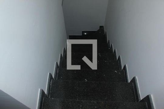 Escada de casa à venda com 3 quartos, 108m² em Jardim Sabara, São Paulo