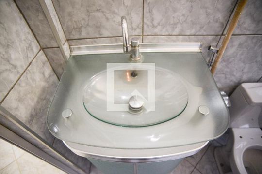 Banheiro de apartamento para alugar com 2 quartos, 55m² em Vila Sarapuí, Duque de Caxias