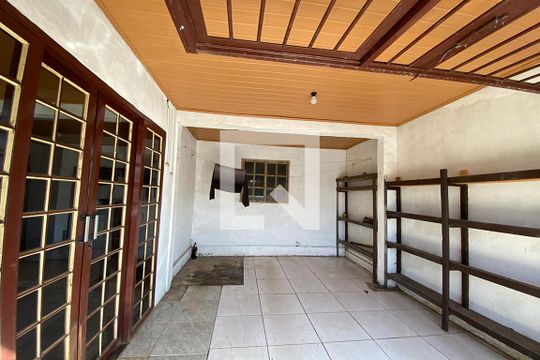 Garagem de casa à venda com 3 quartos, 100m² em Santos Dumont, São Leopoldo