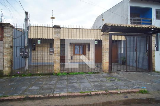 Fachada de casa à venda com 3 quartos, 320m² em Sarandi, Porto Alegre