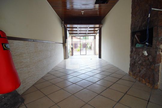 Garagem de casa à venda com 3 quartos, 320m² em Sarandi, Porto Alegre