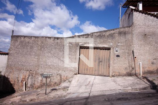 Fachada de casa à venda com 3 quartos, 210m² em Jaqueline, Belo Horizonte