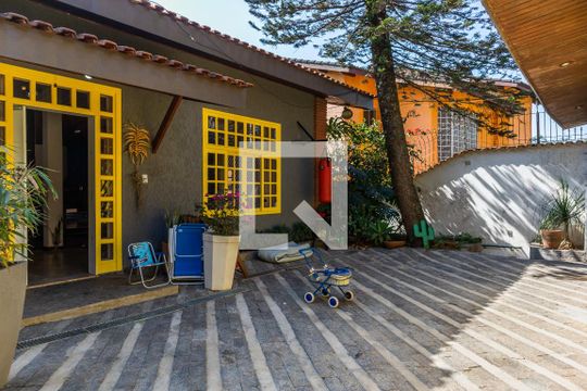 Quintal de casa de condomínio para alugar com 4 quartos, 750m² em Jardim Ibiratiba, São Paulo