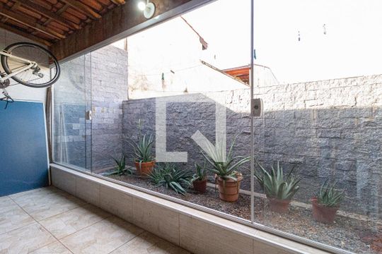Quintal de casa à venda com 3 quartos, 132m² em Cidade das Flores, Osasco