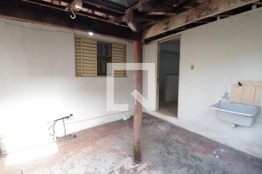 Quintal de casa para alugar com 1 quarto, 35m² em Osvaldo Rezende, Uberlândia