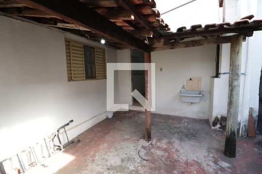 Quintal de casa para alugar com 1 quarto, 35m² em Osvaldo Rezende, Uberlândia